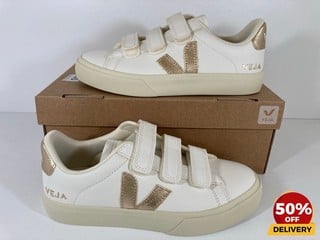 VEJA WOMEN'S RECIFE CHROME FREE LEATHER VELCRO TRAINERS IN EXTRA WHITE/PLATINE - UK 4 - RRP £150: LOCATION - LUX