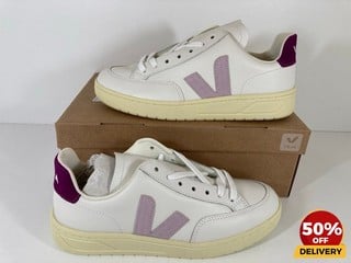 VEJA WOMEN'S V-12 LEATHER TRAINERS IN EXTRA WHITE/PARME MAGENTA - UK 4 - RRP £150: LOCATION - LUX