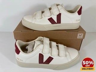 VEJA WOMEN'S RECIFE CHROME FREE LEATHER VELCRO TRAINERS IN EXTRA WHITE/MARSALA - UK 6 - RRP £150: LOCATION - LUX