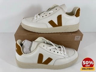 VEJA WOMEN'S V-12 LEATHER TRAINERS IN EXTRA WHITE/CAMEL - UK 6 - RRP £150: LOCATION - LUX