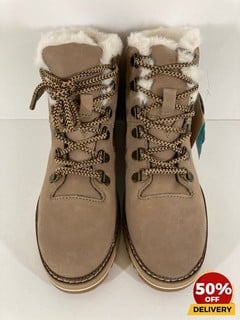 TOMS WOMEN'S MOJAVE WATER PROOF NUBUCK HIKING STYLE BOOTS IN TAUPE - UK 3 - RRP £125: LOCATION - LUX