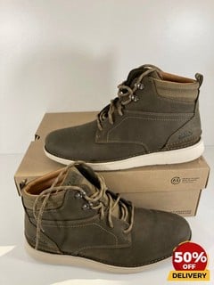 CLARKS MEN'S LARVIK MID LEATHER CHUKKA BOOTS IN DARK OLIVE - UK 9 - RRP £110: LOCATION - LUX