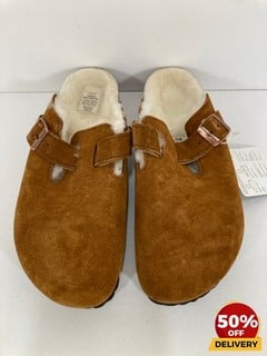 BIRKENSTOCK WOMEN'S BOSTON SLIM FIT SHEARLING MULES IN MINK - UK 5 - RRP £135: LOCATION - LUX