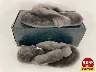 EMU AUSTRALIA WOMEN'S PITTA SHEEPSKIN SLIPPERS IN CHARCOAL - UK 6 - RRP £49: LOCATION - LUX