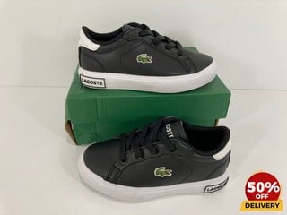 LACOSTE INFANT POWERCOURT TRAINERS IN BLACK - UK 6 TODDLER - RRP £38: LOCATION - LUX