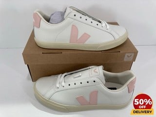 VEJA WOMEN'S ESPLAR LEATHER LOW TOP TRAINERS IN EXTRA WHITE/PETALE - UK 5 - RRP £120: LOCATION - LUX