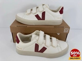 VEJA WOMEN'S RECIFE CHROME FREE LEATHER VELCRO TRAINERS IN EXTRA WHITE/MARSALA - UK 6 - RRP £150: LOCATION - LUX