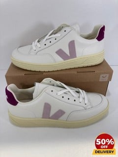 VEJA WOMEN'S V-12 LEATHER TRAINERS IN EXTRA WHITE/PARME MAGENTA - UK 7 - RRP £150: LOCATION - LUX