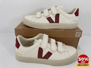 VEJA WOMEN'S RECIFE CHROME FREE LEATHER VELCRO TRAINERS IN EXTRA WHITE/MARSALA - UK 7 - RRP £150: LOCATION - LUX