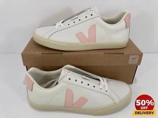 VEJA WOMEN'S ESPLAR LEATHER LOW TOP TRAINERS IN EXTRA WHITE/PETALE - UK 5 - RRP £120: LOCATION - LUX