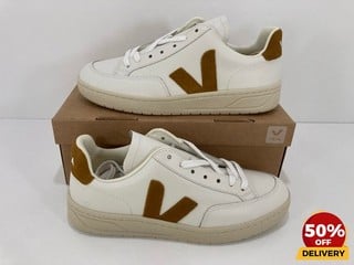 VEJA WOMEN'S V-12 LEATHER TRAINERS IN EXTRA WHITE/CAMEL - UK 6 - RRP £150: LOCATION - LUX