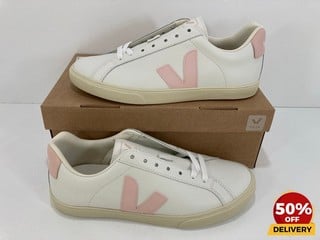 VEJA WOMEN'S ESPLAR LEATHER LOW TOP TRAINERS IN EXTRA WHITE/PETALE - UK 6 - RRP £120: LOCATION - LUX