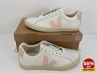 VEJA WOMEN'S ESPLAR LEATHER LOW TOP TRAINERS IN EXTRA WHITE/PETALE - UK 6 - RRP £120: LOCATION - LUX