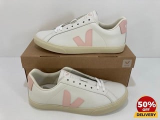 VEJA WOMEN'S ESPLAR LEATHER LOW TOP TRAINERS IN EXTRA WHITE/PETALE - UK 5 - RRP £120: LOCATION - LUX