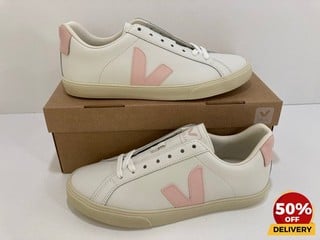 VEJA WOMEN'S ESPLAR LEATHER LOW TOP TRAINERS IN EXTRA WHITE/PETALE - UK 5 - RRP £120: LOCATION - LUX