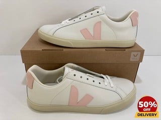 VEJA WOMEN'S ESPLAR LEATHER LOW TOP TRAINERS IN EXTRA WHITE/PETALE - UK 5 - RRP £120: LOCATION - LUX