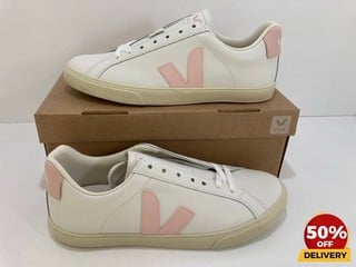 VEJA WOMEN'S ESPLAR LEATHER LOW TOP TRAINERS IN EXTRA WHITE/PETALE - UK 6 - RRP £120: LOCATION - LUX