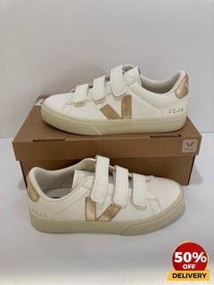 VEJA WOMEN'S RECIFE CHROME FREE LEATHER VELCRO TRAINERS IN EXTRA WHITE/PLATINE - UK 4 - RRP £150: LOCATION - LUX