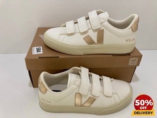 VEJA WOMEN'S RECIFE CHROME FREE LEATHER VELCRO TRAINERS IN EXTRA WHITE/PLATINE - UK 4 - RRP £150: LOCATION - LUX