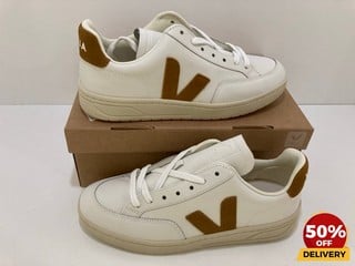 VEJA WOMEN'S V-12 LEATHER TRAINERS IN EXTRA WHITE/CAMEL - UK 6 - RRP £150: LOCATION - LUX