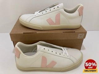 VEJA WOMEN'S ESPLAR LEATHER LOW TOP TRAINERS IN EXTRA WHITE/PETALE - UK 6 - RRP £120: LOCATION - LUX