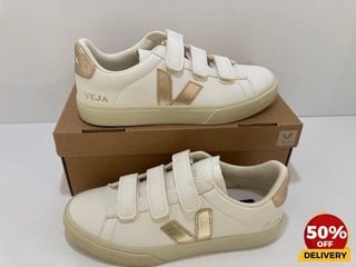 VEJA WOMEN'S RECIFE CHROME FREE LEATHER VELCRO TRAINERS IN EXTRA WHITE/PLATINE - UK 6 - RRP £150: LOCATION - LUX