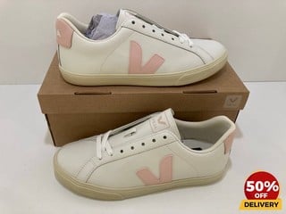 VEJA WOMEN'S ESPLAR LEATHER LOW TOP TRAINERS IN EXTRA WHITE/PETALE - UK 5 - RRP £120: LOCATION - LUX