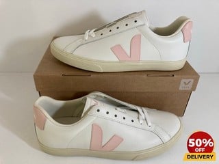 VEJA WOMEN'S ESPLAR LEATHER LOW TOP TRAINERS IN EXTRA WHITE/PETALE - UK 6 - RRP £120: LOCATION - LUX