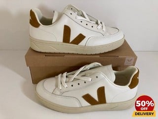 VEJA WOMEN'S V-12 LEATHER TRAINERS IN EXTRA WHITE/CAMEL - UK 6 - RRP £150: LOCATION - LUX