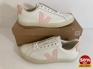 VEJA WOMEN'S ESPLAR LEATHER LOW TOP TRAINERS IN EXTRA WHITE/PETALE - UK 4 - RRP £120: LOCATION - LUX