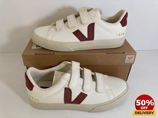 VEJA WOMEN'S RECIFE CHROME FREE LEATHER VELCRO TRAINERS IN EXTRA WHITE/MARSALA - UK 7 - RRP £150: LOCATION - LUX