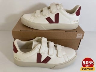 VEJA WOMEN'S RECIFE CHROME FREE LEATHER VELCRO TRAINERS IN EXTRA WHITE/MARSALA - UK 6 - RRP £150: LOCATION - LUX