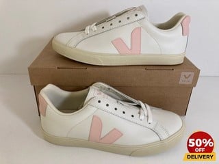 VEJA WOMEN'S ESPLAR LEATHER LOW TOP TRAINERS IN EXTRA WHITE/PETALE - UK 4 - RRP £120: LOCATION - LUX