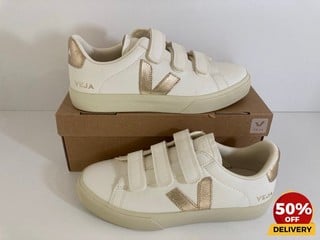 VEJA WOMEN'S RECIFE CHROME FREE LEATHER VELCRO TRAINERS IN EXTRA WHITE/PLATINE - UK 7 - RRP £150: LOCATION - LUX