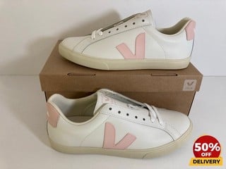 VEJA WOMEN'S ESPLAR LEATHER LOW TOP TRAINERS IN EXTRA WHITE/PETALE - UK 6 - RRP £120: LOCATION - LUX