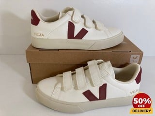 VEJA WOMEN'S RECIFE CHROME FREE LEATHER VELCRO TRAINERS IN EXTRA WHITE/MARSALA - UK 6 - RRP £150: LOCATION - LUX