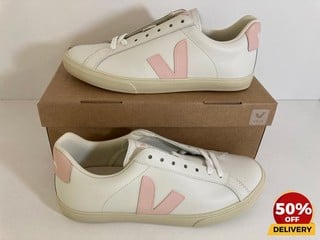 VEJA WOMEN'S ESPLAR LEATHER LOW TOP TRAINERS IN EXTRA WHITE/PETALE - UK 6 - RRP £120: LOCATION - LUX