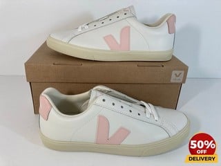 VEJA WOMEN'S ESPLAR LEATHER LOW TOP TRAINERS IN EXTRA WHITE/PETALE - UK 5 - RRP £120: LOCATION - LUX