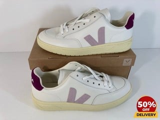 VEJA WOMEN'S V-12 LEATHER TRAINERS IN EXTRA WHITE/PARME MAGENTA - UK 7 - RRP £150: LOCATION - LUX