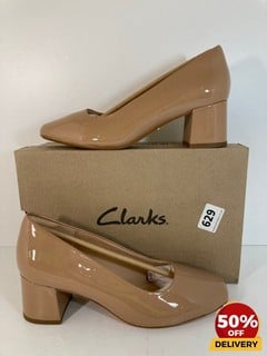 CLARKS WOMEN'S SHEER 55 PATENT COURT SHOES IN PRALINE - UK 5 - RRP £69: LOCATION - LUX