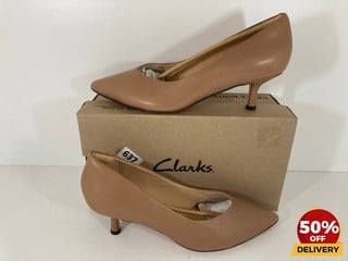 CLARKS WOMEN'S VIOLET LEATHER COURT SHOES IN PRALINE - UK 8 - RRP £79: LOCATION - LUX