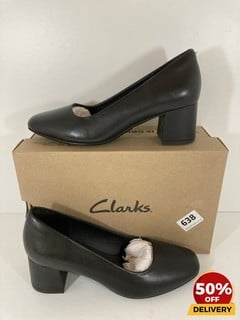 CLARKS WOMEN'S SHEER 55 LEATHER COURT SHOES IN BLACK - UK 5 - RRP £69: LOCATION - LUX