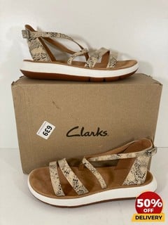 CLARKS WOMEN'S JEMSA STRAP LEATHER SANDALS IN TAUPE SNAKE - UK 4 - RRP £75: LOCATION - LUX