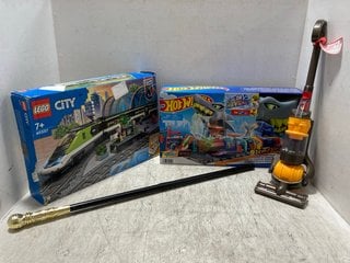 4 X ASSORTED CHILDRENS TOYS TO INCLUDE HOT WHEELS ULTRA SHARK CAR WASH PLAYSET: LOCATION - BR4