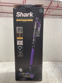 SHARK CORDLESS STICK ANTI HAIR WRAP VACUUM - MODEL: IZ202UKT - RRP:£250: LOCATION - BR6