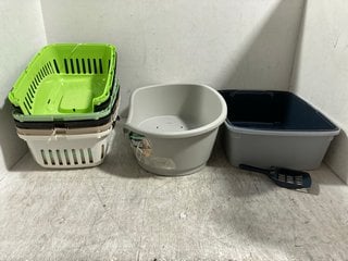 QTY OF ASSORTED PET BEDDING TO INCLUDE KERBL PET TRANSFER BOX: LOCATION - BR7