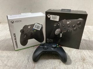 3 X ASSORTED GAMING CONTROLLERS TO INCLUDE XBOX ELITE SERIES 2 CONTROLLER IN BLACK: LOCATION - AR3