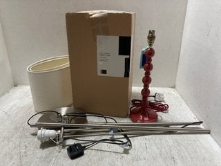 4 X ASSORTED JOHN LEWIS & PARTNERS LIGHTING ITEMS TO INCLUDE JOHN LEWIS & PARTNERS TALL TWIST TABLE LAMP IN CREAM: LOCATION - AR5