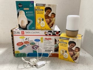 5 X ASSORTED BABY ITEMS TO INCLUDE TOMMEE TIPPEE 2 IN 1 PORTABLE PENGUIN NIGHT LIGHT: LOCATION - AR14