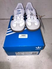 2 X ASSORTED CHILDRENS TRAINERS TO INCLUDE ADIDAS SAMBA OG TRAINERS IN WHT/BLK 8K